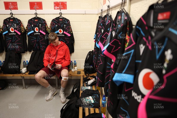 070326 - Ireland U20s v Wales U20s - U20s Six Nations Championship - Wales arrive in the dressing room