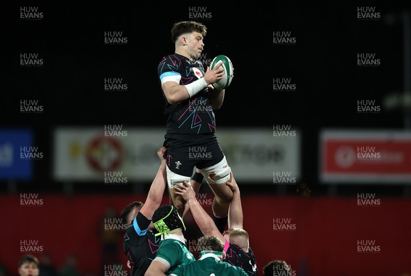 070326 - Ireland U20s v Wales U20s - U20s Six Nations Championship - Deian Gwynne of Wales wins the line out