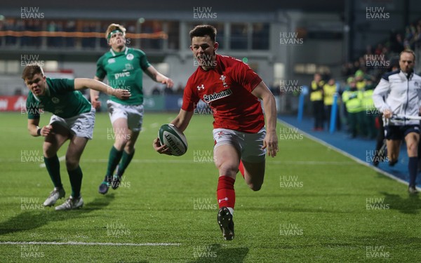 230218 - Ireland U20s v Wales U20s - Natwest 6 Nations - Tommy Rogers of Wales runs in to score a try