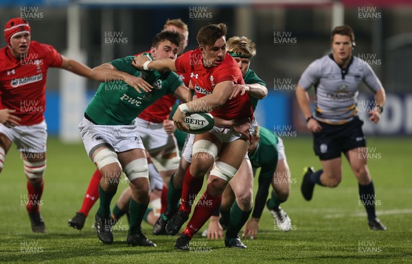 230218 - Ireland U20s v Wales U20s - Natwest 6 Nations - Taine Basham of Wales is challenged by Jack O'Sullivan and Tommy O'Brien of Ireland