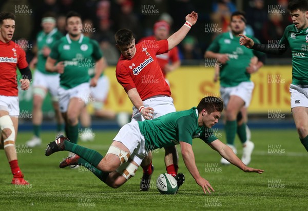 230218 - Ireland U20s v Wales U20s - Natwest 6 Nations - Callum Carson of Wales and Matthew Agnew of Ireland compete for the ball