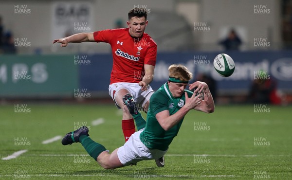 230218 - Ireland U20s v Wales U20s - Natwest 6 Nations - Tommy O'Brien of Ireland is challenged by Tommy Rogers of Wales