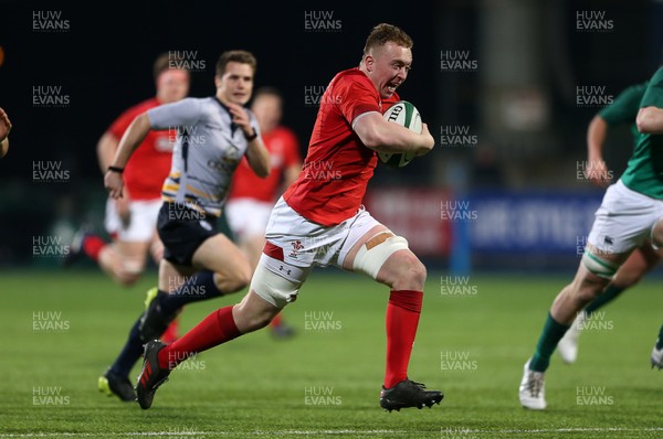 230218 - Ireland U20s v Wales U20s - Natwest 6 Nations - Tommy Reffell of Wales runs in to score a try