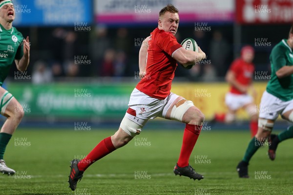 230218 - Ireland U20s v Wales U20s - Natwest 6 Nations - Tommy Reffell of Wales runs in to score a try