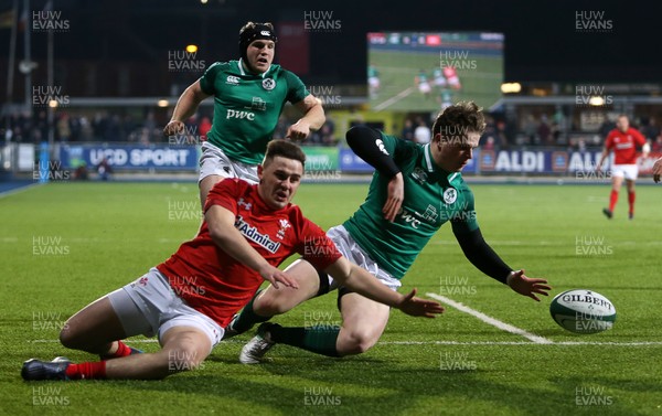 230218 - Ireland U20s v Wales U20s - Natwest 6 Nations - Dafydd Smith of Wales and Angus Kernohan of Ireland dive for the ball