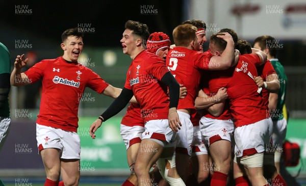 230218 - Ireland U20s v Wales U20s - Natwest 6 Nations - Tommy Reffell of Wales celebrates with team mates after scoring a try