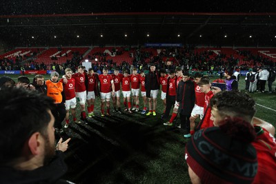 230224 - Ireland U20s v Wales U20s - U20s 6 Nations Championship - Wales team huddle