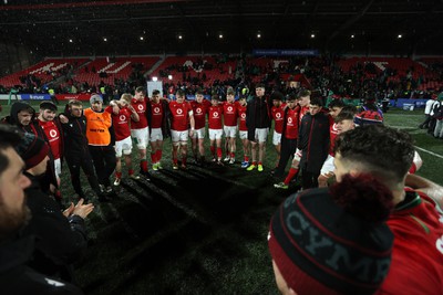 230224 - Ireland U20s v Wales U20s - U20s 6 Nations Championship - Wales team huddle