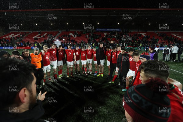 230224 - Ireland U20s v Wales U20s - U20s 6 Nations Championship - Wales team huddle