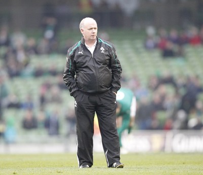 241112 Ireland v Argentina - Autumn Internationals 2012 - Irish coach Declan Kidney watches his team train before the game 