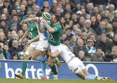 241112 Ireland v Argentina - Autumn Internationals 2012 - Tommy Bowe of Ireland is tackled by Juan Imhoff and Marcelo Bosch of Argentina 