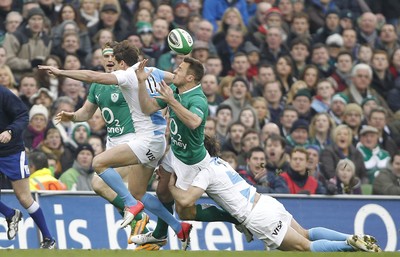 241112 Ireland v Argentina - Autumn Internationals 2012 - Tommy Bowe of Ireland is tackled by Juan Imhoff and Marcelo Bosch of Argentina 