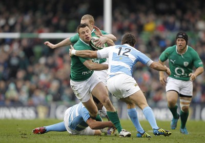 241112 Ireland v Argentina - Autumn Internationals 2012 - Tommy Bowe of Ireland is tackled by Eusebio Guinazu and Santiago Fernandez of Argentina 