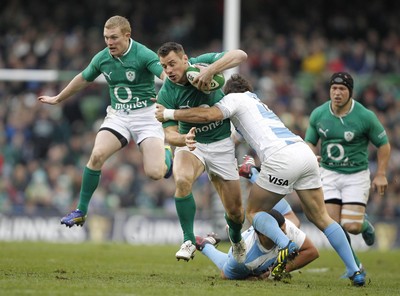 241112 Ireland v Argentina - Autumn Internationals 2012 - Tommy Bowe of Ireland is tackled by Eusebio Guinazu and Santiago Fernandez of Argentina 