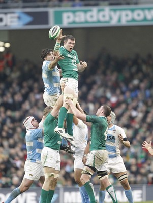 241112 Ireland v Argentina - Autumn Internationals 2012 - Peter O'Mahoney of Ireland receives lineout ball ahead of Juan Martin Fernandez Lobbe of Argentina 