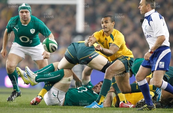 16/11/13 - Ireland v Australia - Guiness SeriesWill Genia of Australia feeds the ball from a ruck (c) Huw Evans Picture Agency