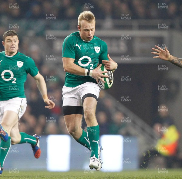 16/11/13 - Ireland v Australia - Guiness SeriesLuke Marshall of Ireland struggles to keep hold of the ball (c) Huw Evans Picture Agency