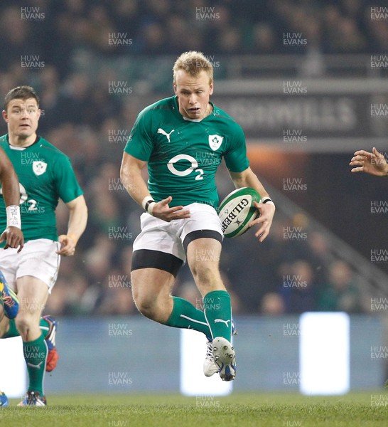 16/11/13 - Ireland v Australia - Guiness SeriesLuke Marshall of Ireland struggles to keep hold of the ball (c) Huw Evans Picture Agency