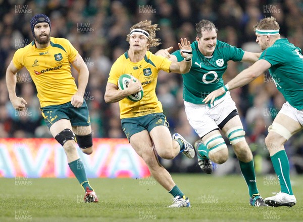 16/11/13 - Ireland v Australia - Guiness SeriesNick Cummins of Australia breaks past Devin Toner and Jamie Heaslip of Ireland (c) Huw Evans Picture Agency