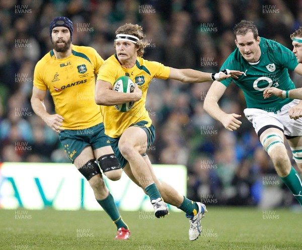 16/11/13 - Ireland v Australia - Guiness SeriesNick Cummins of Australia breaks past Devin Toner and Jamie Heaslip of Ireland (c) Huw Evans Picture Agency