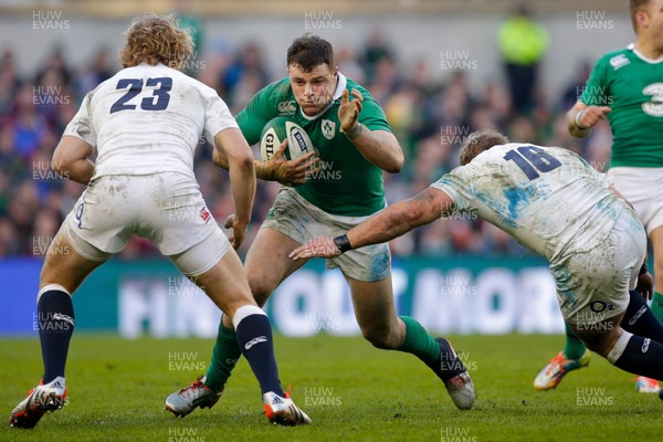 010315 - Ireland v England - RBS 6 Nations - Robbie Henshaw of Ireland takes on Billy Twelvetrees and Henry Thomas of England