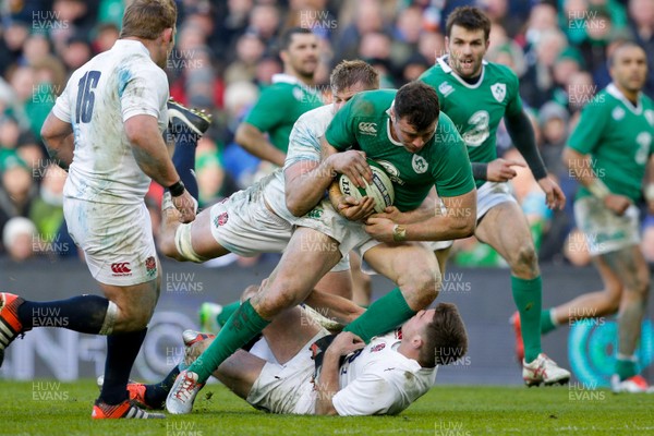 010315 - Ireland v England - RBS 6 Nations - Robbie Henshaw of Ireland attempts to break through the English defence