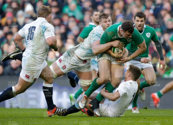 010315 - Ireland v England - RBS 6 Nations - Robbie Henshaw of Ireland is tackled by George Kruis and George Ford