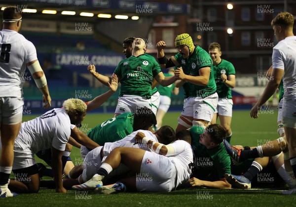 010721 - Ireland v England - U20s 6 Nations Championship - Ireland celebrate as Eoin de Buitlear of Ireland crosses the line to score a try