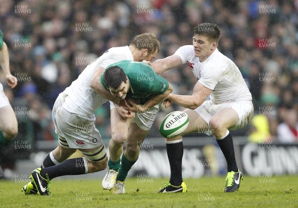 100213 - Ireland v England, 2013 RBS 6 Nations - Jonathan Sexton of Ireland looses the ball in contact with Chris Robshaw and Owen Farrell of England 