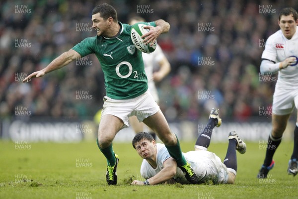 100213 - Ireland v England, 2013 RBS 6 Nations - Rob Kearney of Ireland beats the tackle of England's Ben Youngs