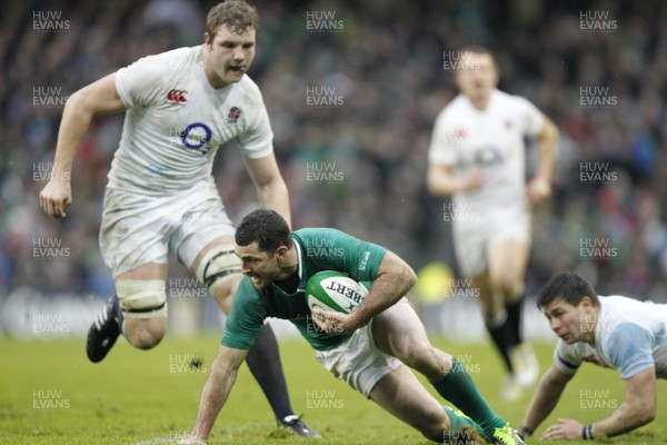 100213 - Ireland v England, 2013 RBS 6 Nations - Rob Kearney of Ireland beats the tackle of Englands Ben Youngs as Joe Launchbury closes in 