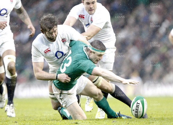 100213 - Ireland v England, 2013 RBS 6 Nations - Geoff Parling of England and Brian O'Driscoll of Ireland compete for the ball 