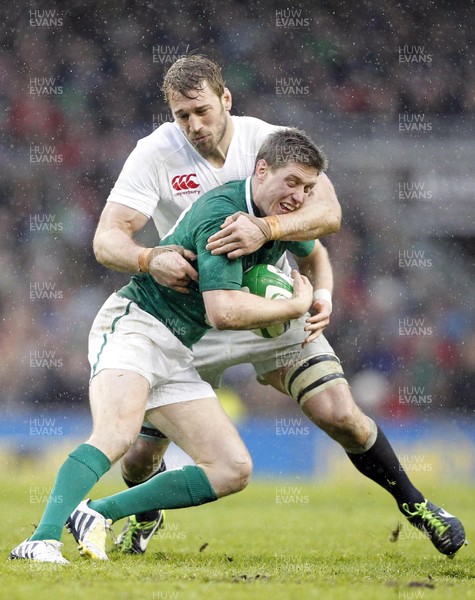 100213 - Ireland v England, 2013 RBS 6 Nations - Ronan O'Gara of Ireland tackled by Chris Robshaw of England 