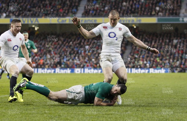 100213 - Ireland v England, 2013 RBS 6 Nations - Rob Kearney of Ireland claims the ball at the feet of Mike Brown of England