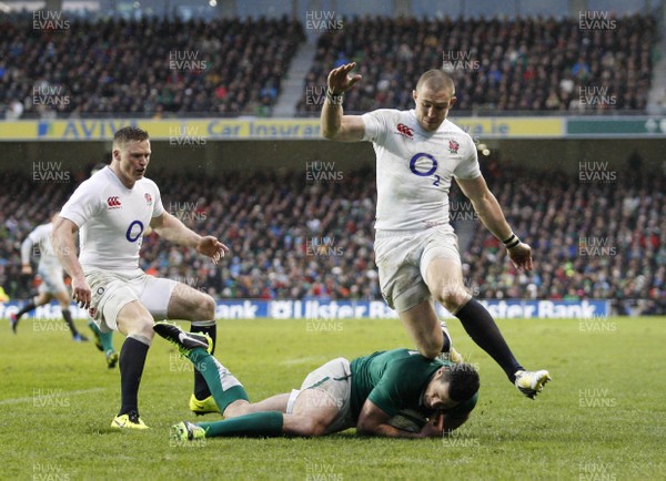 100213 - Ireland v England, 2013 RBS 6 Nations - Rob Kearney of Ireland claims the ball at the feet of Mike Brown of England