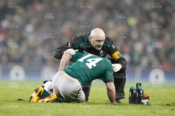 090313 Ireland v France - RBS Six Nations - Irish team doctor Eanna Falvey treats injured Fergus McFadden 