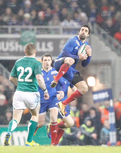 090313 Ireland v France - RBS Six Nations - Yoann Huget takes the high ball for France 