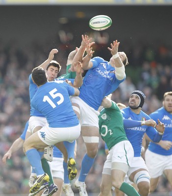 250212 Ireland v Italy - RBS Six Nations - Sergio Parisse of Italy wins the high ball