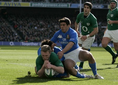 250212 Ireland v Italy - RBS Six Nations - Keith Earls scores the first try for Ireland