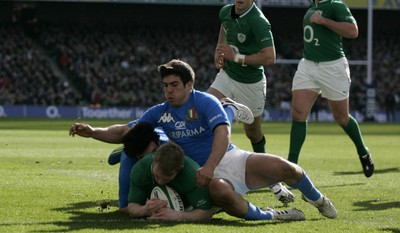 250212 Ireland v Italy - RBS Six Nations - Keith Earls scores the first try for Ireland