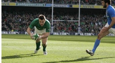 250212 Ireland v Italy - RBS Six Nations - Tommy Bowe scores the second Irish try