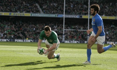 250212 Ireland v Italy - RBS Six Nations - Tommy Bowe scores the second Irish try