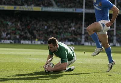 250212 Ireland v Italy - RBS Six Nations - Tommy Bowe scores the second Irish try