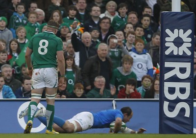 250212 Ireland v Italy - RBS Six Nations - Sergio Parisse scores a try for Italy