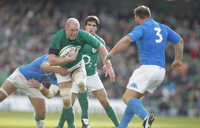 250212 Ireland v Italy - RBS Six Nations - Paul O'Connell of Ireland takes on Lorenzo Cittadini of Italy