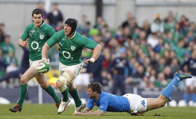 250212 Ireland v Italy - RBS Six Nations - Stephen Ferris of Ireland beats the tackle of Tommaso Benvenuti of Italy