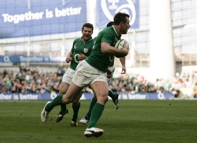 250212 Ireland v Italy - RBS Six Nations - Tommy Bowe crosses to score his second Irish try