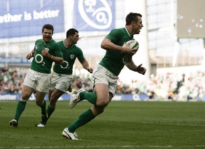 250212 Ireland v Italy - RBS Six Nations - Tommy Bowe crosses to score his second Irish try