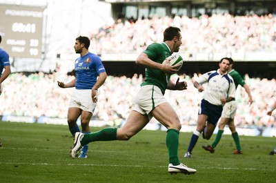 250212 Ireland v Italy - RBS Six Nations - Tommy Bowe crosses to score his second Irish try