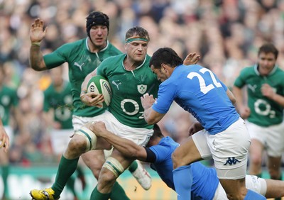 250212 Ireland v Italy - RBS Six Nations - Jamie Heaslip of Ireland takes on Gonzalo Canale of Italy